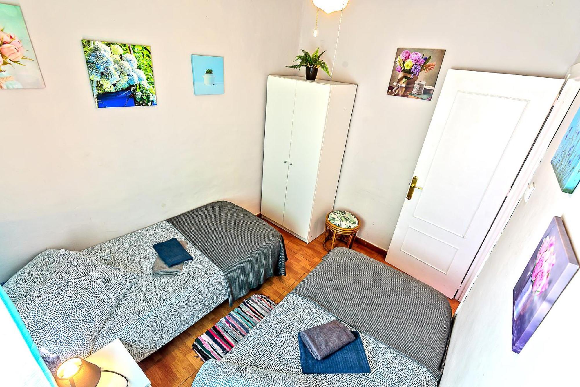 Plaza De Toros 3-bedroom With Balcony Apartment *