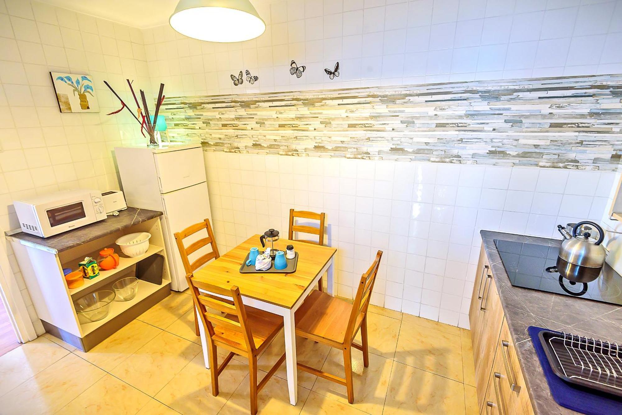 Plaza De Toros 3-bedroom With Balcony Apartment *