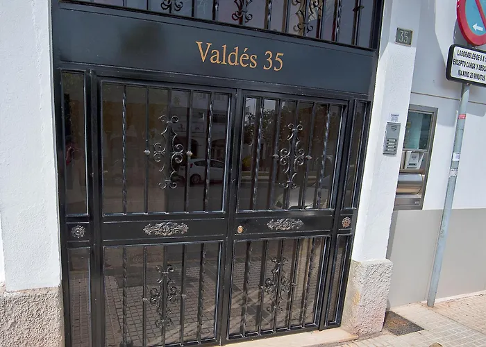 Plaza De Toros 3-Bedroom Apartment With Balcony